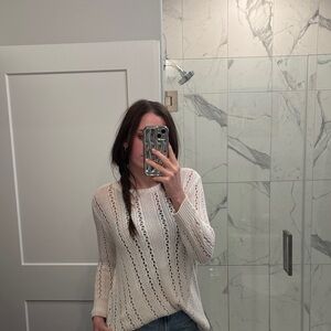 WHITE DETAILED KNIT SWEATER
Sleeve Button Detail
Longer Length